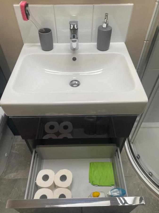 Private Room And Bathroom With Private Entrance Near Warwick Town Centre Exterior foto